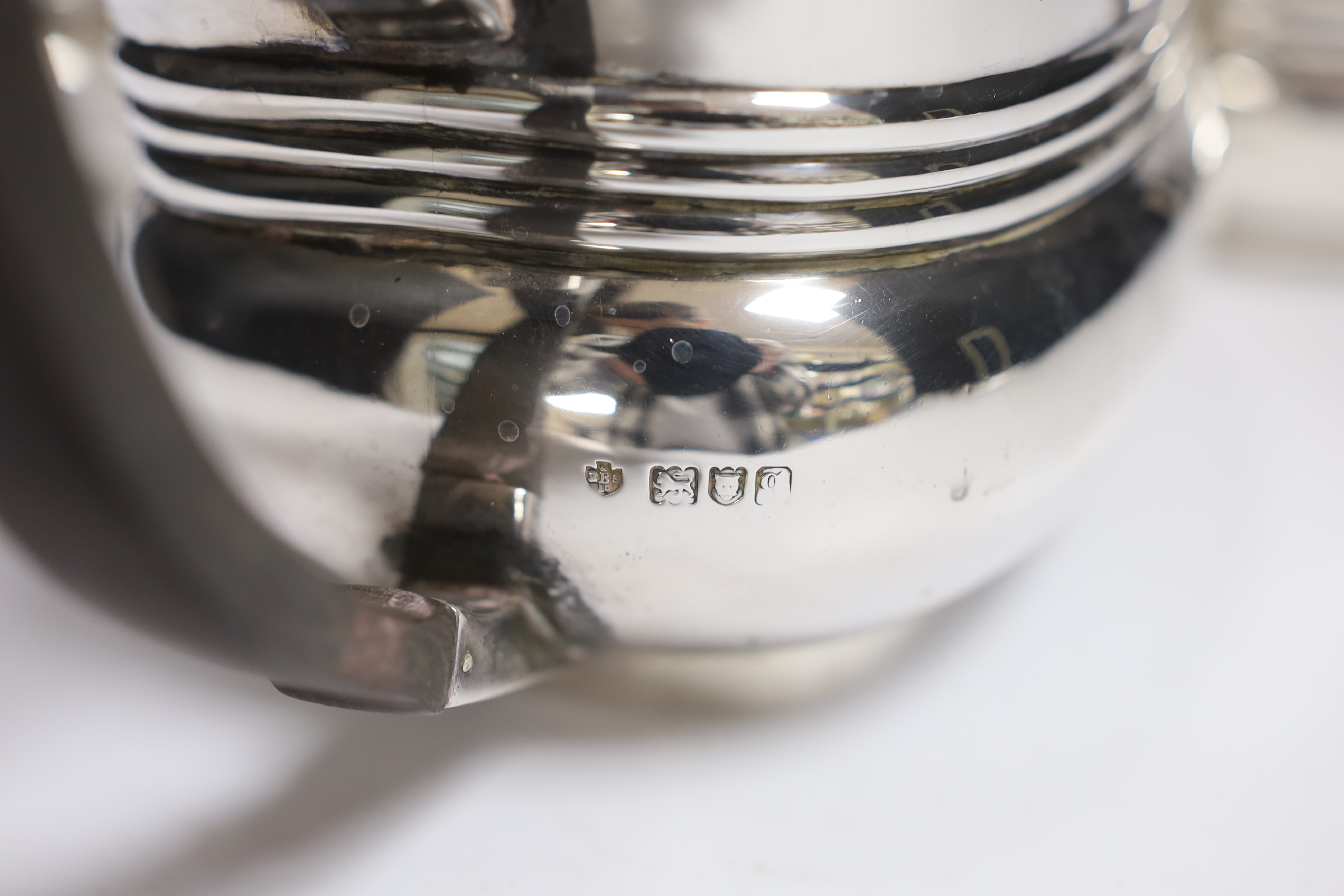 An early 20th century three piece silver tea set, by William Barnard & Sons Ltd, London, 1908/11, gross weight 37.8oz.